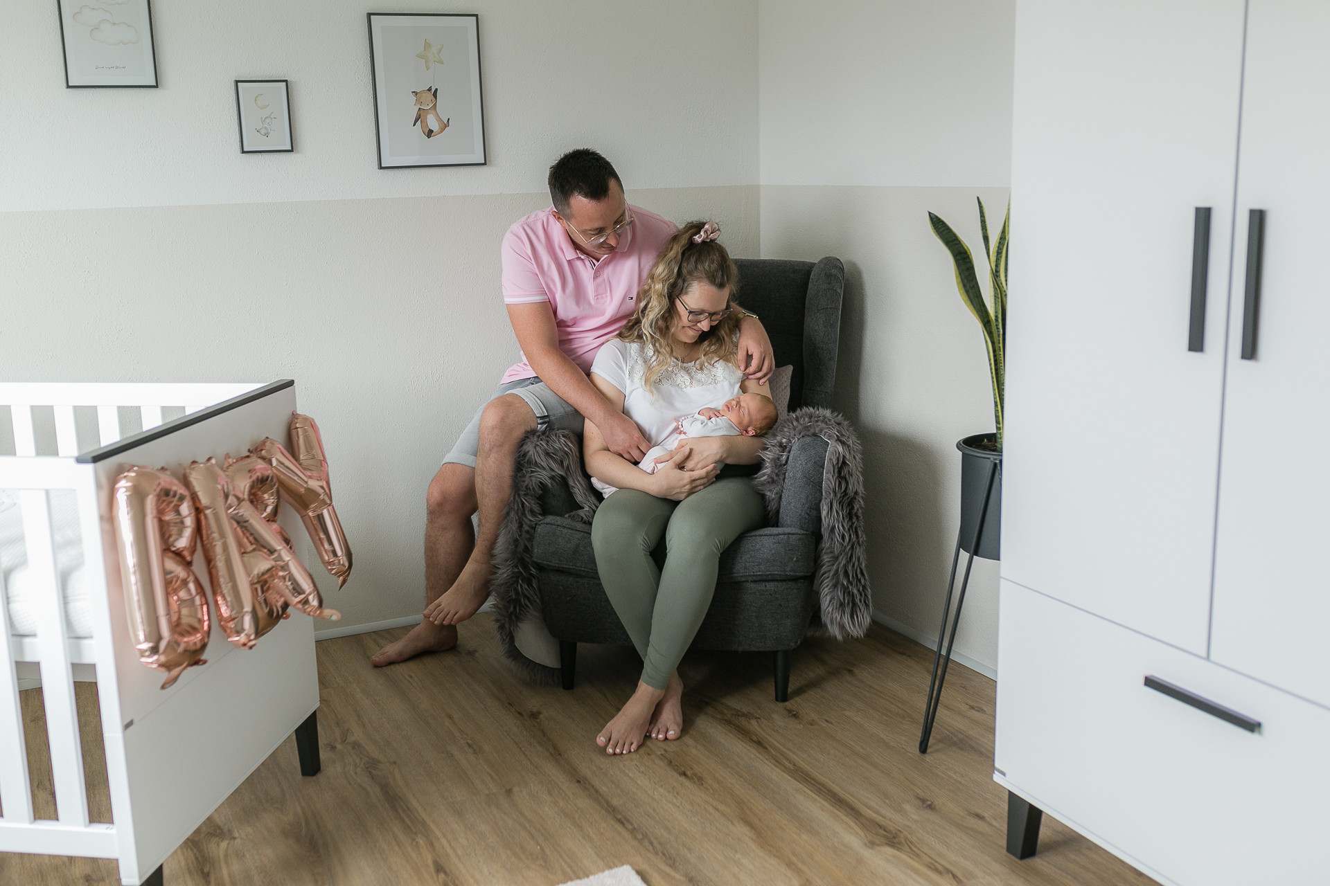 Familienfotos zu Hause mit Neugeborenem Baby