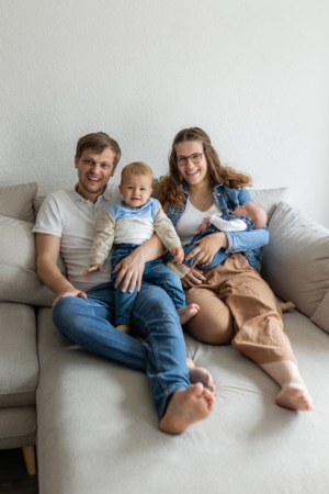 Natürliche Familienfotos mit Neugeborenem in Heilbronn