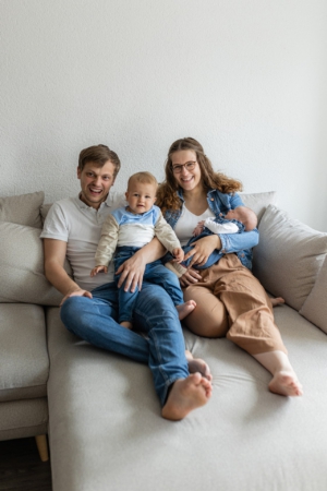Natürliche Familienfotos mit Neugeborenem in Öhringen