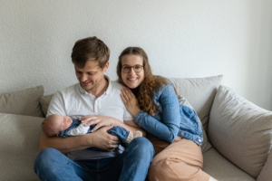 Natürliche Familienfotos zu Hause mit Baby in Öhringen