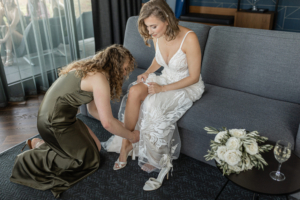 Braut mit Trauzeugin beim Getting Ready