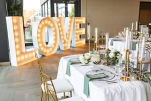 LOVE Buchstaben Dekoline Weddings and Events