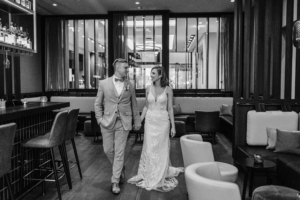 Brautpaar läuft in dei Bar im Panoramahotel Waldenburg