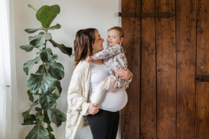 Mama mit Babybauch und Tocher, Fotoshooting zu Hause in Heilbronn