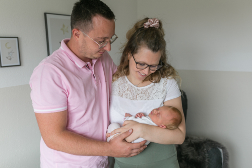 Familienfotos mit Baby zu Hause in Heilbronn