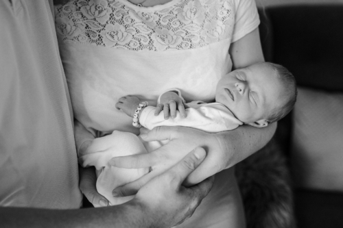 Neugeborenes Baby Fotos auf Mamas Arm