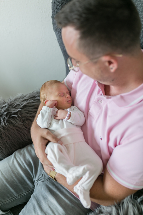 Stolzer Papa mit Baby. Natürliche Babyfotos zu Hause in Heilbronn