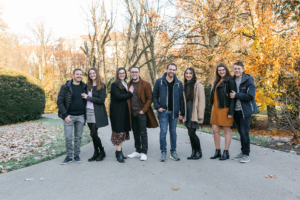 Familienfotos von Geschwistern und Partner im Herbst im Hofgarten in Öhringen.