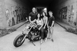Modernes Familienfoto mit Motorrad in Neuenstadt