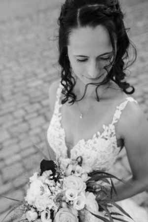 Brautfoto mit wehendem Haar auf dem Halsberg