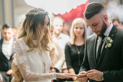 Brautpaar steckt sich den Ring an. Standesamtliche Hochzeit in Öhringen