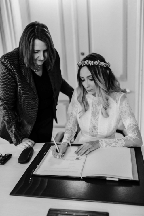 Braut unterschreibt bei Standesamtlicher Hochzeit Öhringen