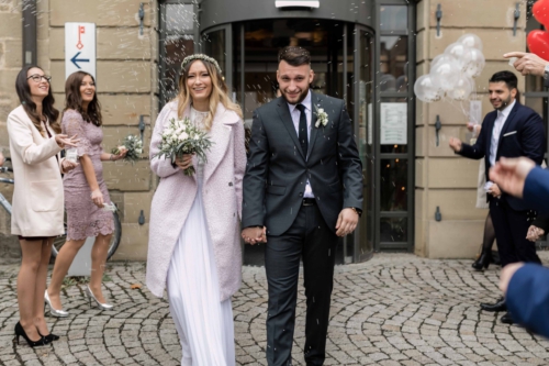 Brautpaar bei standesamtlicher Hochzeit in Öhringen im Schloß