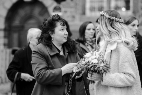 Braut mit Brautmutter bei standesamtlicher Hochzeit in Öhringen im Schloß