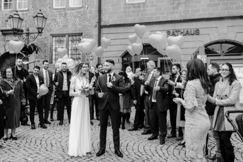 Hochzeitsgesellschaft mit Luftballons vor dem Standesamt in Öhringen.