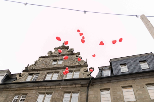 Herzluftballons steigen lassen bei Hochzeit im Schloss in Öhringen.