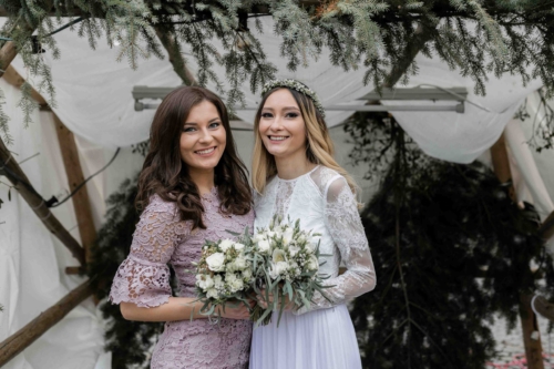 Braut mit Trauzeugin bei standesamtlicher Hochzeit in Öhringen im Schloß