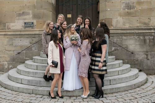 Gruppenfoto Braut mit Mädels bei der standesamtlichen Winter-Hochzei in Öhringen